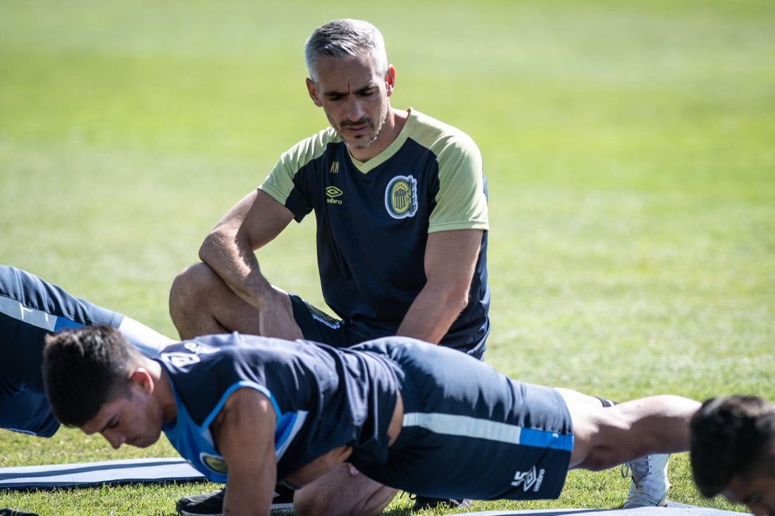 Asistencia en el campo durante el entrenamiento del plantel
