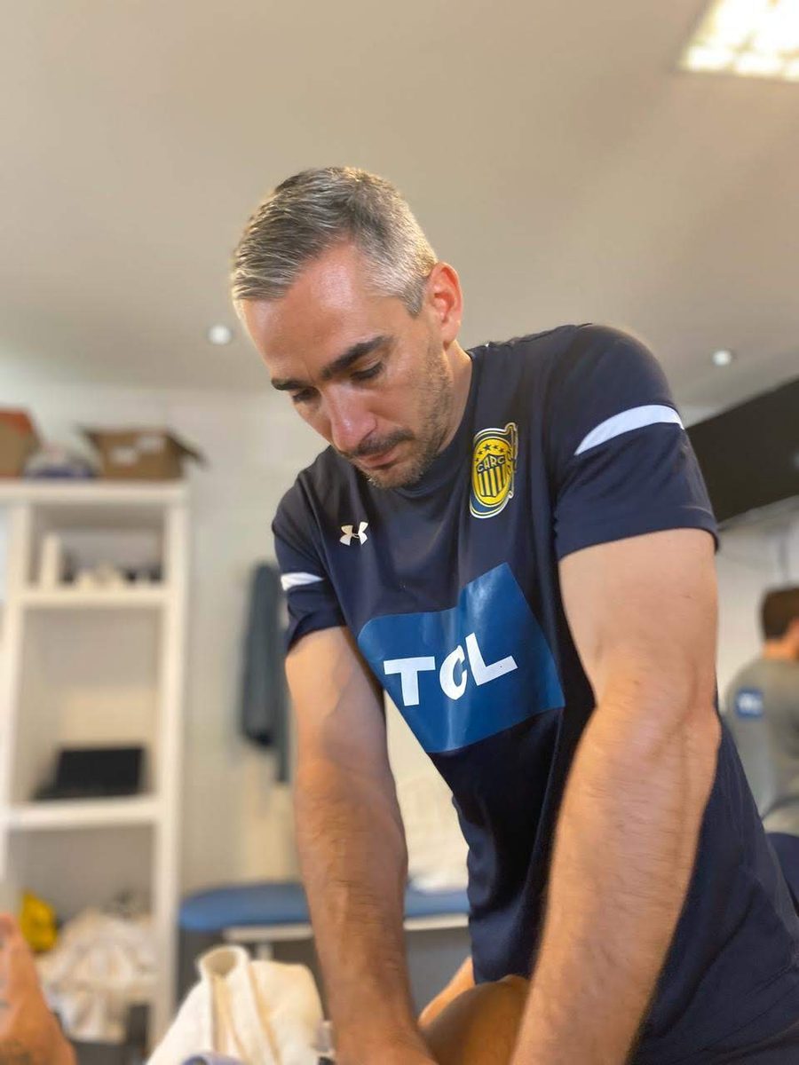 El profesional trabajando en sala de kinesiología